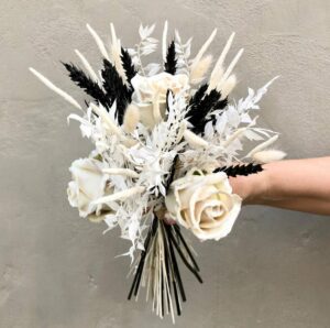 Trockenblumensträuße Trockenblumenstrauß – Black & White Pearl bridal bouquet