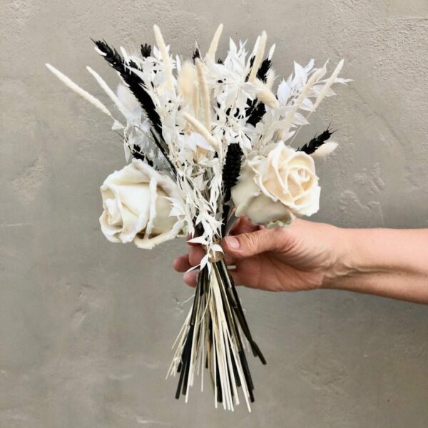 Trockenblumensträuße Trockenblumenstrauß – Black & White Pearl bridal bouquet 4
