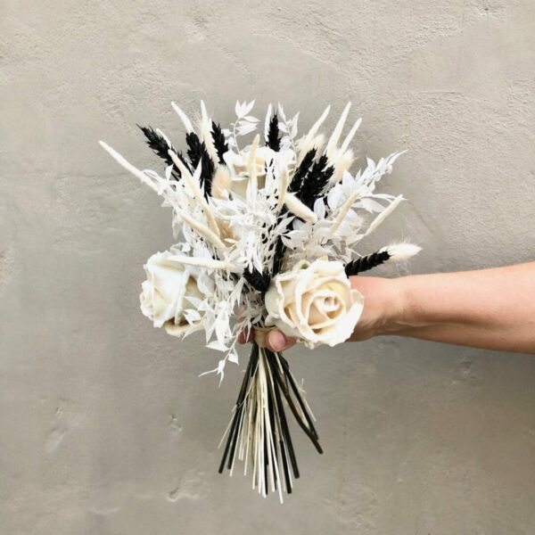 Trockenblumensträuße Trockenblumenstrauß – Black & White Pearl bridal bouquet 8